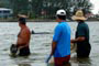 laguna, pescadores esperando os golfinhos trazerem os peixes e dai eles jogarem as redes 