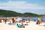 praia cheia da guarda do embaú e gaelra curtindo o verão catarinense