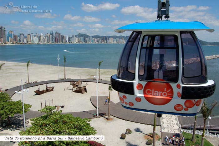 Vista de dentro do bonbinho aéreo unipraias e ao fundo a orla total de Balneário Camboriú.