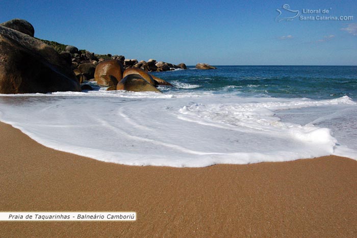 Praia de Taquarinhas em Balneário Camboriú, linda foto no canto esquerdo da praia.
