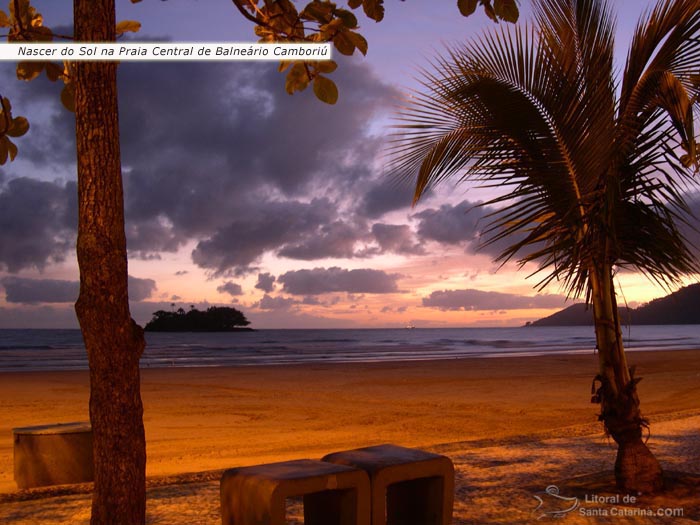 Nascer do sol na praia central de Balneário Camboriú e ao fundo a ilha das cabras.