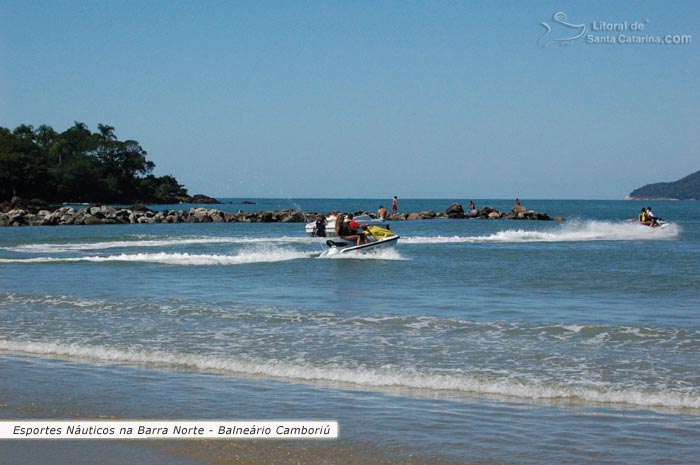 Esportes náuticos na barra norte da praia central de Balneário Camboriú.