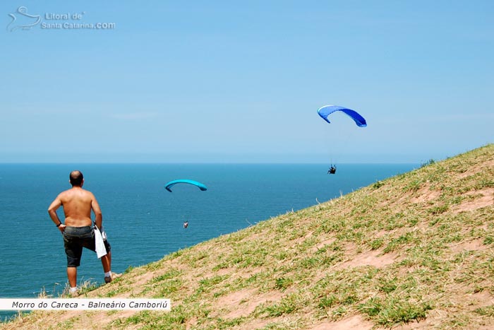 Morro do Careca em Balneário Camboriú, o careca  adimirando as pessoas voar de asa delta.