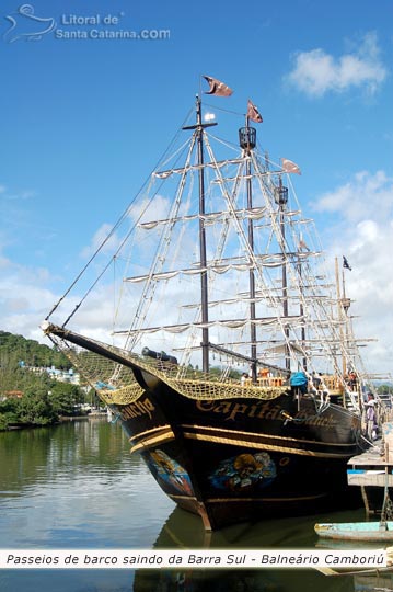 O barco capitão gancho a espera da partida, para um passeio maravilhoso por Balneário camboriú.