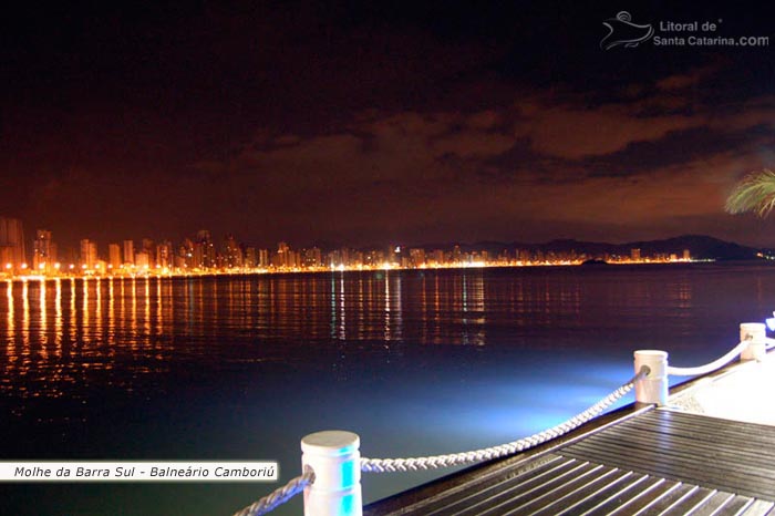 Vista norturna do molhe da barra sul em Balneário Camboriú.