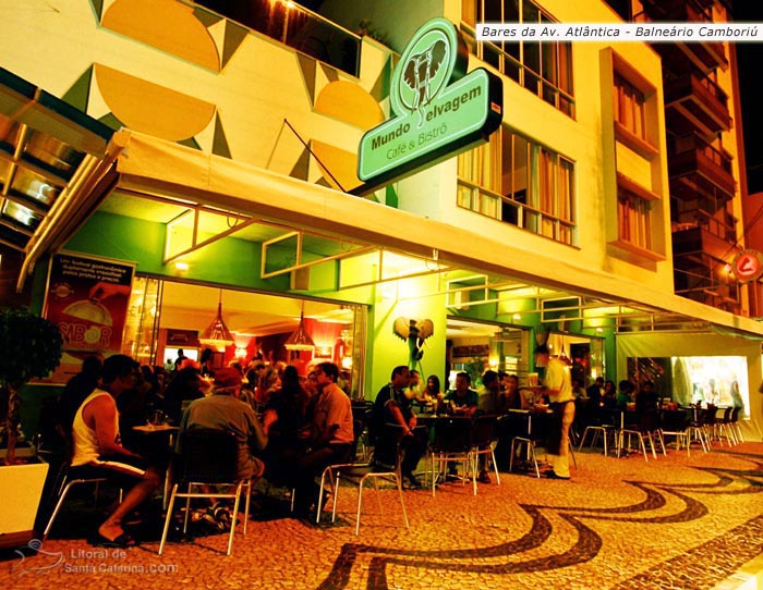 Bares na avenida atlântica em Balneário Camboriú, ao fundo o Mundo Selvagem Café.