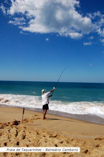 Pescador buscando um peixe praia de taquarinhas