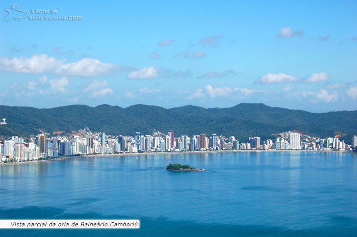 Vista de cima do Parque Unipraias para a orla total de Balneário Camboriú.