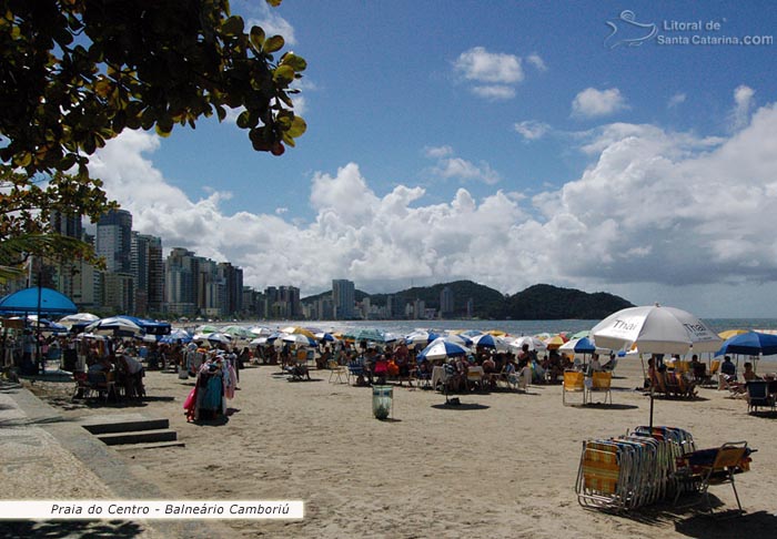 Multidão curtindo um sol na praia central de Balneário Camboriú.