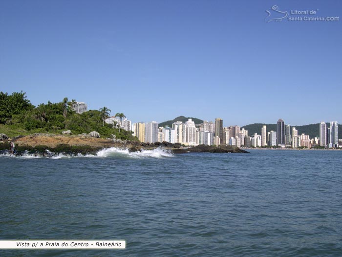 Vista do pontal norte, para a orla central de Balneário Camboriú.