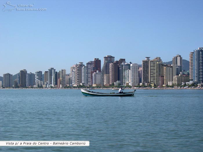 Pescador em busca de um peixe e ao fundo toda a orla de Balneário Camboriú.