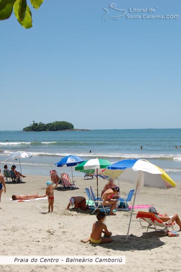 Crianças brincando na praia central de Balneário Camboriú e ao fundo a ilha das cabras.