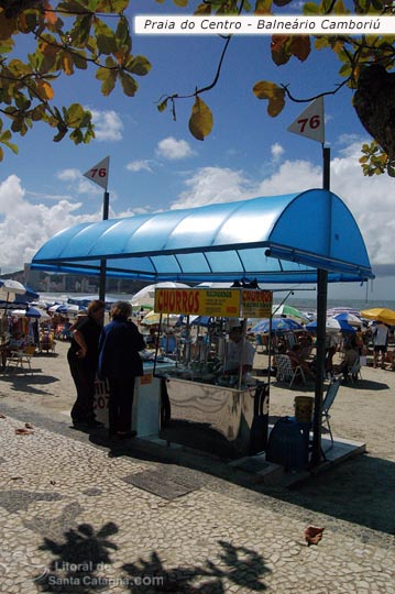 Senhoras comprando churros na orla da praia central de Balneário Camboriú.