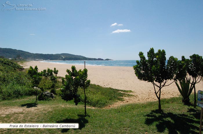 Vsita da praia do estaleiro em Balneário Camboriú e ao fundo um morro maravilhoso.