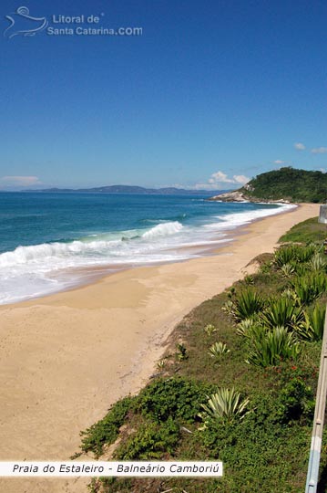 Praia do estaleiro em Balneário Camboriú, mar azul e águas límpidas e o diferencial deste lugar maravilhoso.