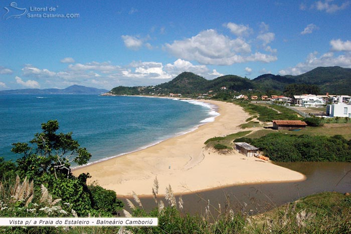 Vista da praia do estaleiro em Balneário Camboriú e um riozinho lindo encontrando com o mar.