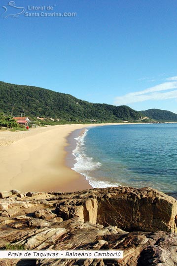 Vista de cima da pedra da praia de taquaras em Balneário Camboriú, de tão limpa a água dá para ver até o fundo.