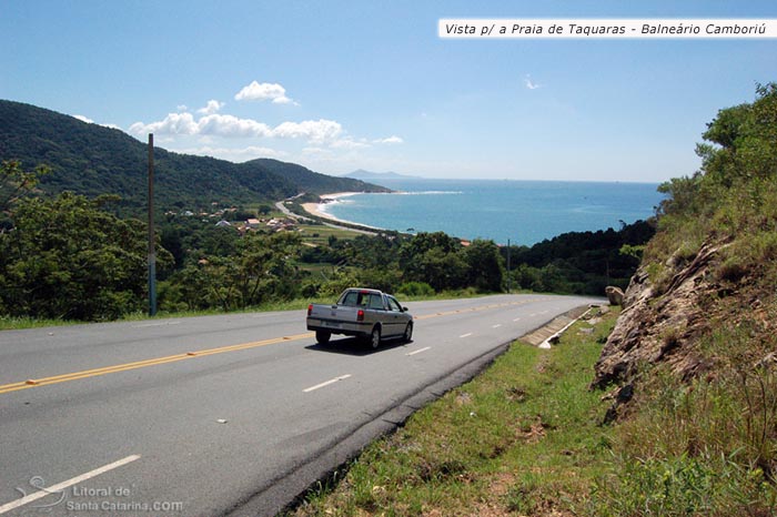 Vista da praia de taquaras em Balneário Camboriú de cima do morro passando pela rodovia interpraias.