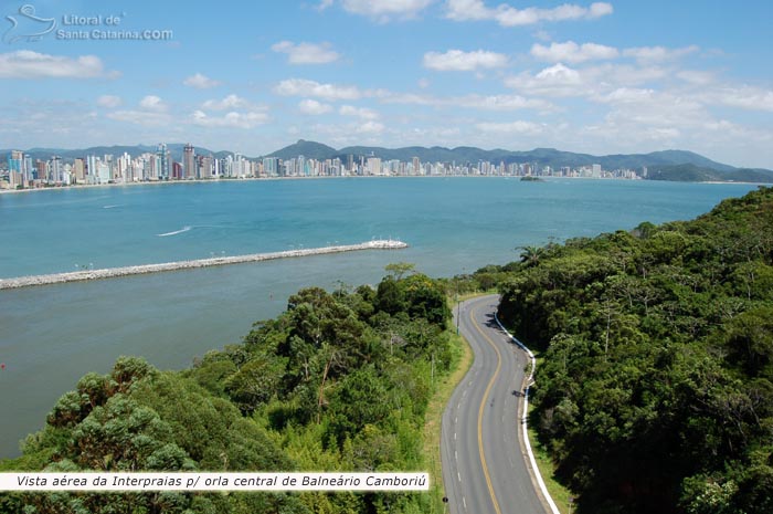 Vista aérea da rodovia interpraias para a orla central de Balneário Camboriú.