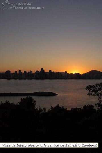 Vista da interpraias em Balneário Camboriú o sol se pondo.