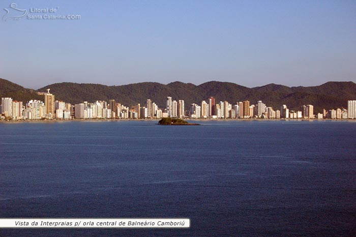 Mar, ilha das cabras e orla central de Balneário Camboriú.