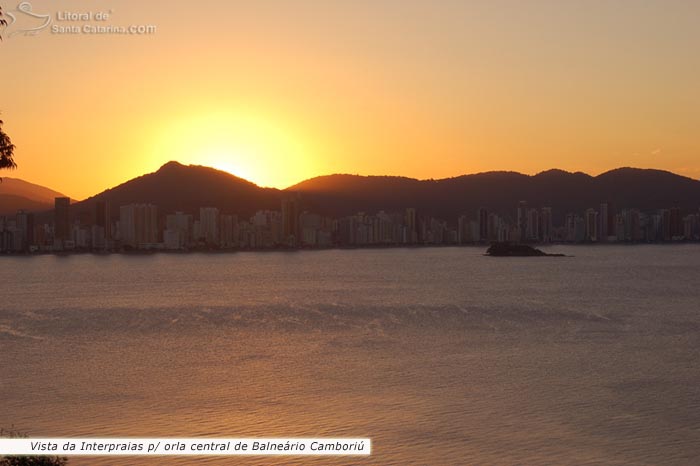 Sol se pondo com a vista da interpraias em Balneário Camboriú.