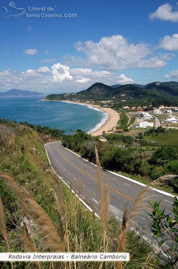Rodovia interpraias em Balneário Camboriú e ao fundo a praia do estaleiro.