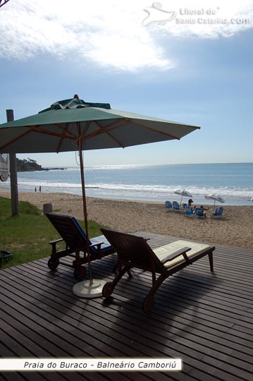 Cadeiras de descanso na praia do buraco em Balneário Camboriú.