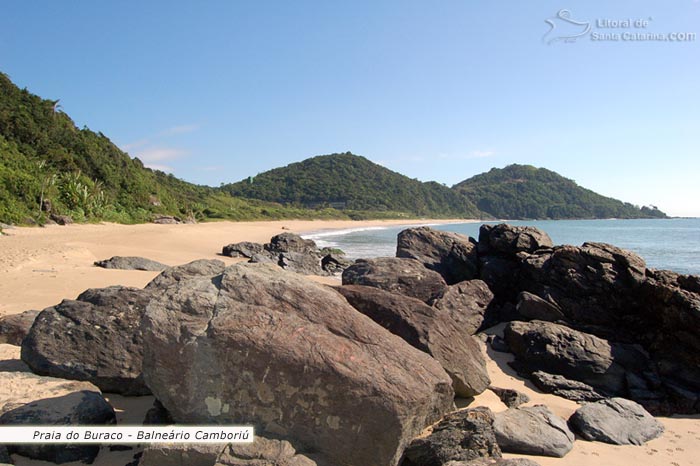 Pedra, mar e um morro lindo na praia do buraco em Balneário Camboriú - Santa Catarina.
