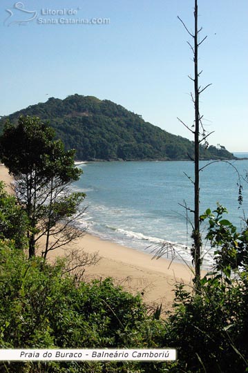 Vista da trilha para a chegado da praia do buraco em Balneário Camboriú.
