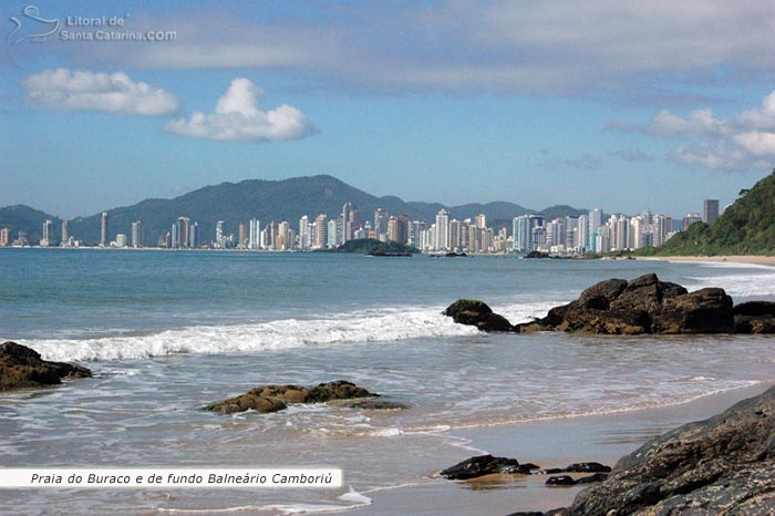 Praia do buraco e de fundo e a orla central de Balneário Camboriú.