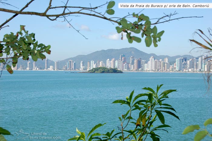 Vista da trilha para chegar a praia do buraco e ao fundo, a ilha das cabras e orla central de Balneário Camboriú.