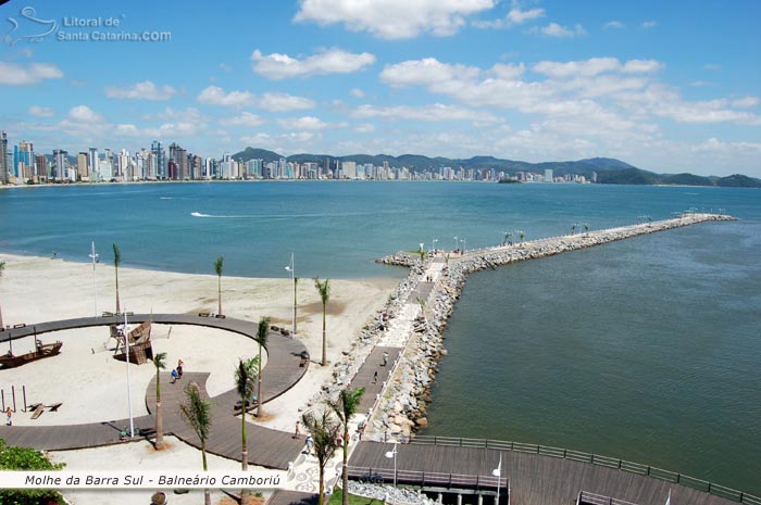 Vista do molhe da Barra Sul e a fundo a orla central de Balneário Camboriú.