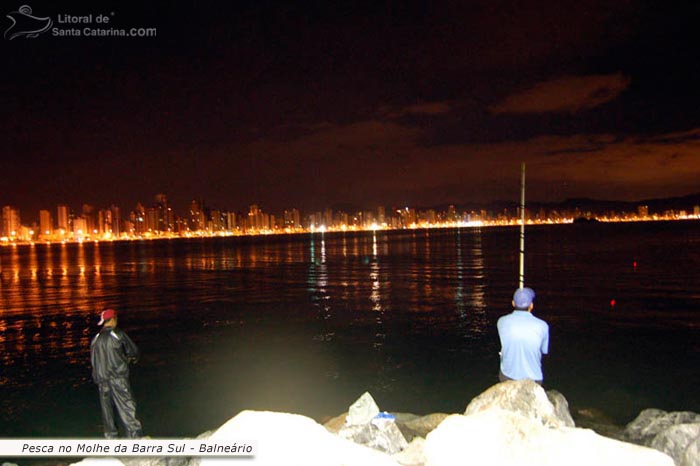 Pescaria noturna no molhe da barra sul que é todo iluminado, localizado em Balneário Camboriú.