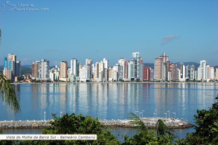 Vista do molhe da barra sul e ao fundo a orla central de Balneário Camboriú.