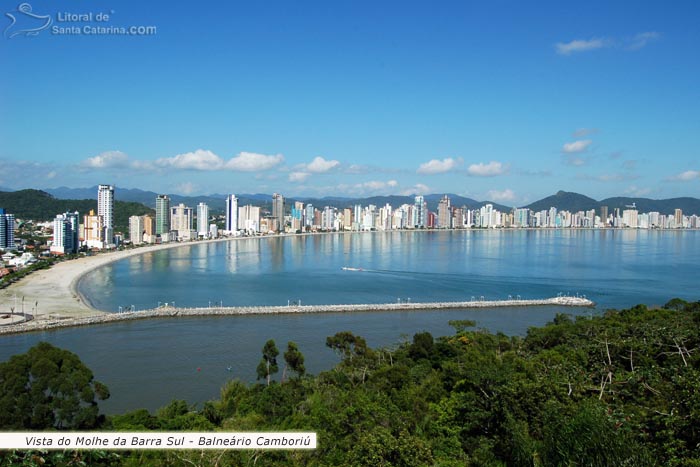 Vista do molhe da barra sul e total de Balneário Camboriú.