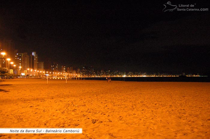 Vista da barra sul a noite para toda a orla de Balneário Camboriú.