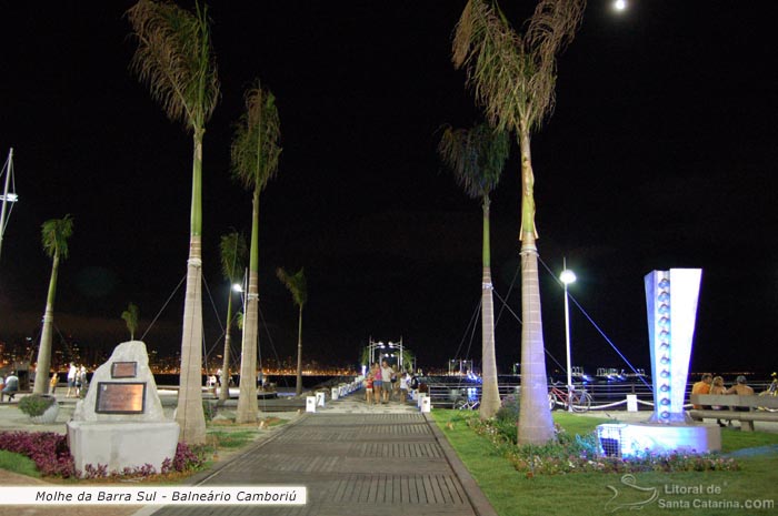 Molhe da Barra Sul em Balneário Camboriú a noite.