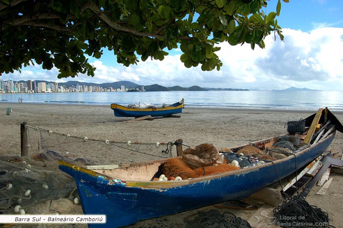 Barcos parados na Barra Sul em Balneário Camboriú.