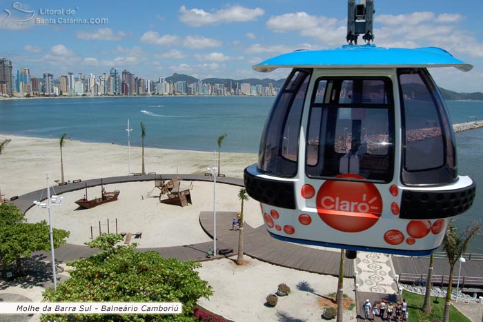 Vista para o molhe da barra sul e orla total de Balneário Camboriú de cima do bondinho do parque unipraias camboriú.