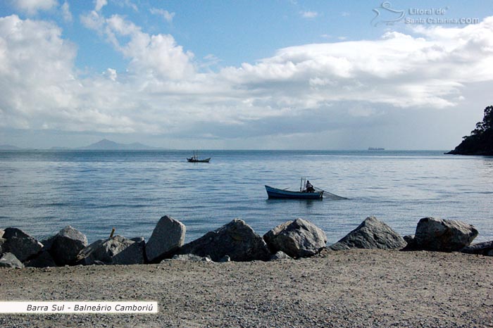 Pescador solitário ao lado do molhe da barra sul em Balneário Camboriú.