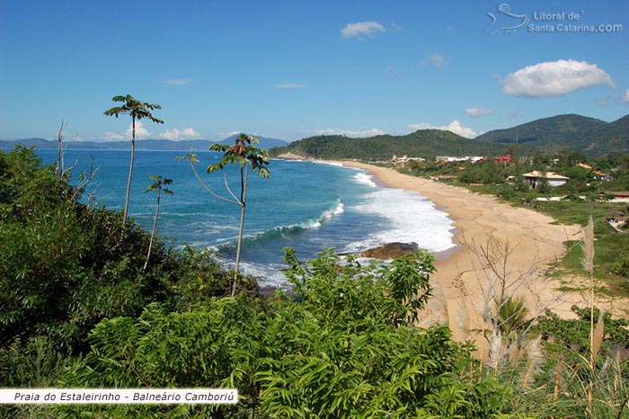 Vista da linda praia do estaleirinho em Balneário Camboriú.