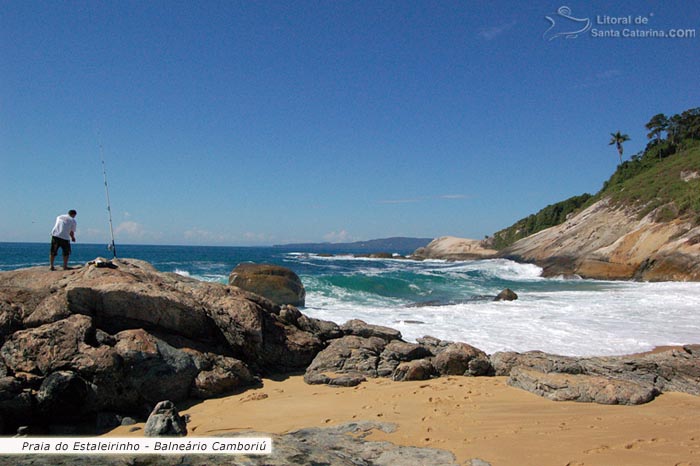 Praia do estaleirinho, um pescador sozinho em busca de um peixe para levar para casa.