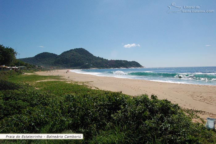 Praia presercada e mar lindo da praia do estaleirinho em Balneário Camboriú.