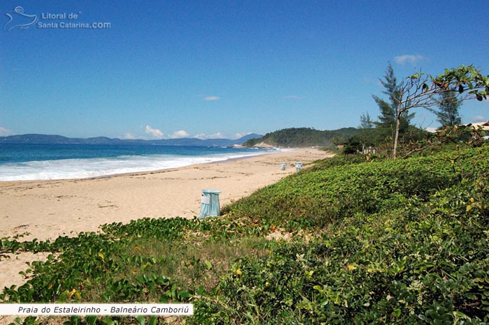 área totalmente preservada da praia do estaleirinho em SC.