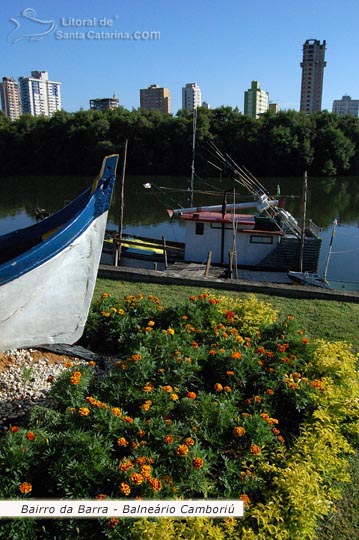 Barco decorativo do bairro da barra e ao fundo o rio camboriú.