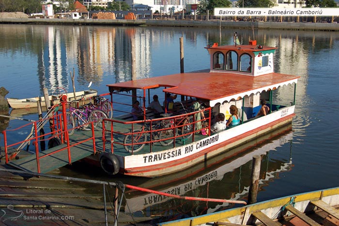 Travessia de balsa para a barra sul em Balneário Camboriú.