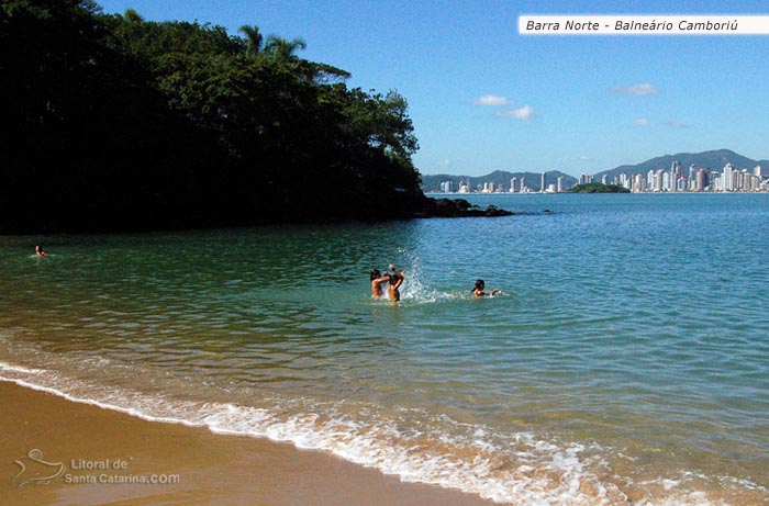 Crianças brincando na prainha da Barra Norte em Balneário Camboriú.