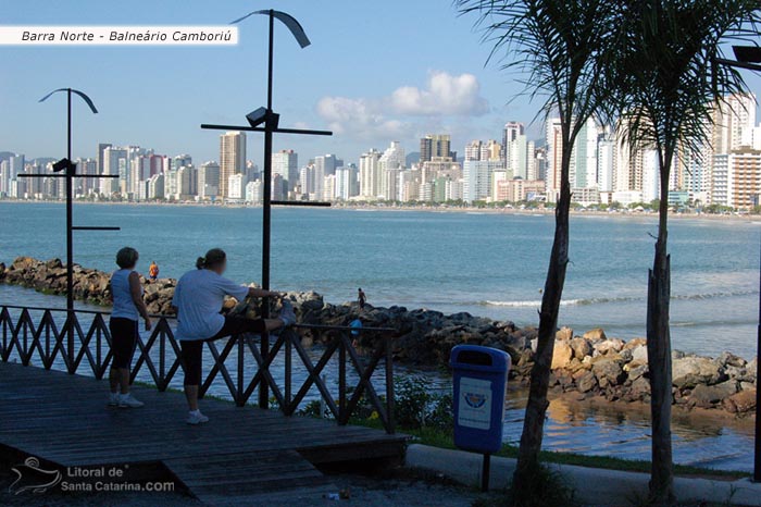 Mulheres fazendo alogamento para começar uma nova caminhada no pontal norte de Balneário Camboriú.