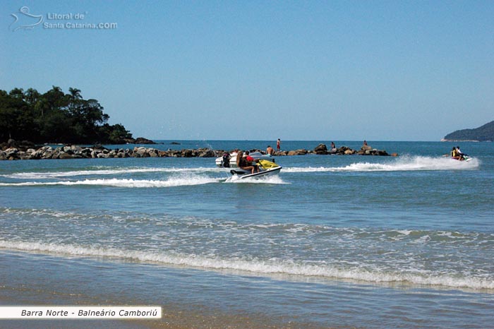 Pessoas se divertindo de Jeti Ski  na barra norte em Balneário Camboriú.